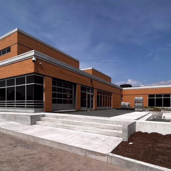 UQAR escalier et back a fleurs